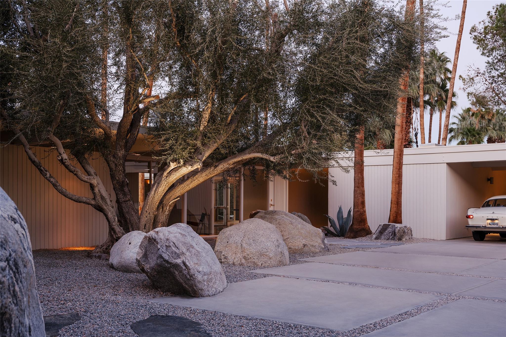 1272 E Verbena DR