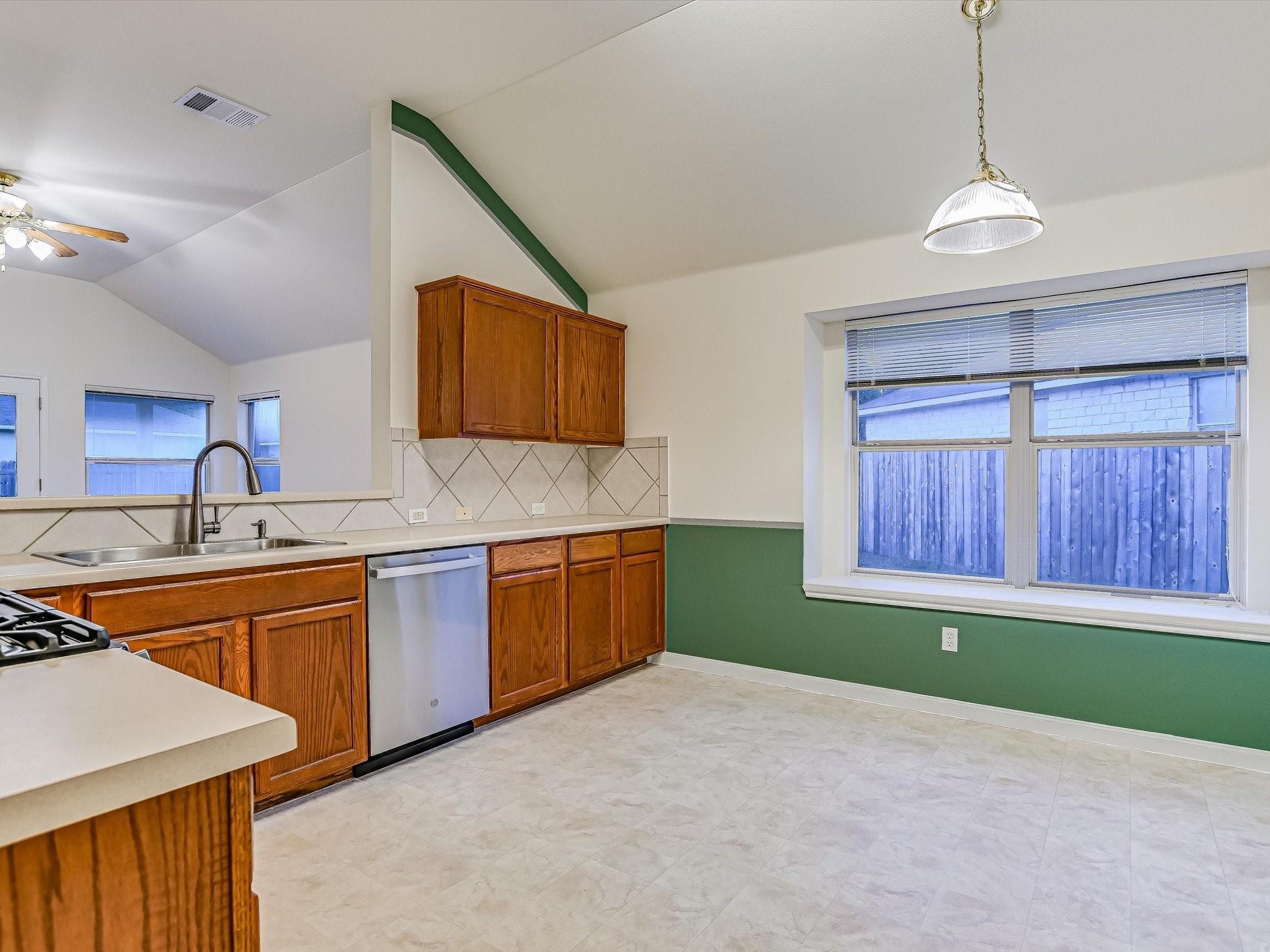 Round Rock, Texas 78664, United States, 3 Bedrooms Bedrooms, ,2 BathroomsBathrooms,Residential,Pending,46809