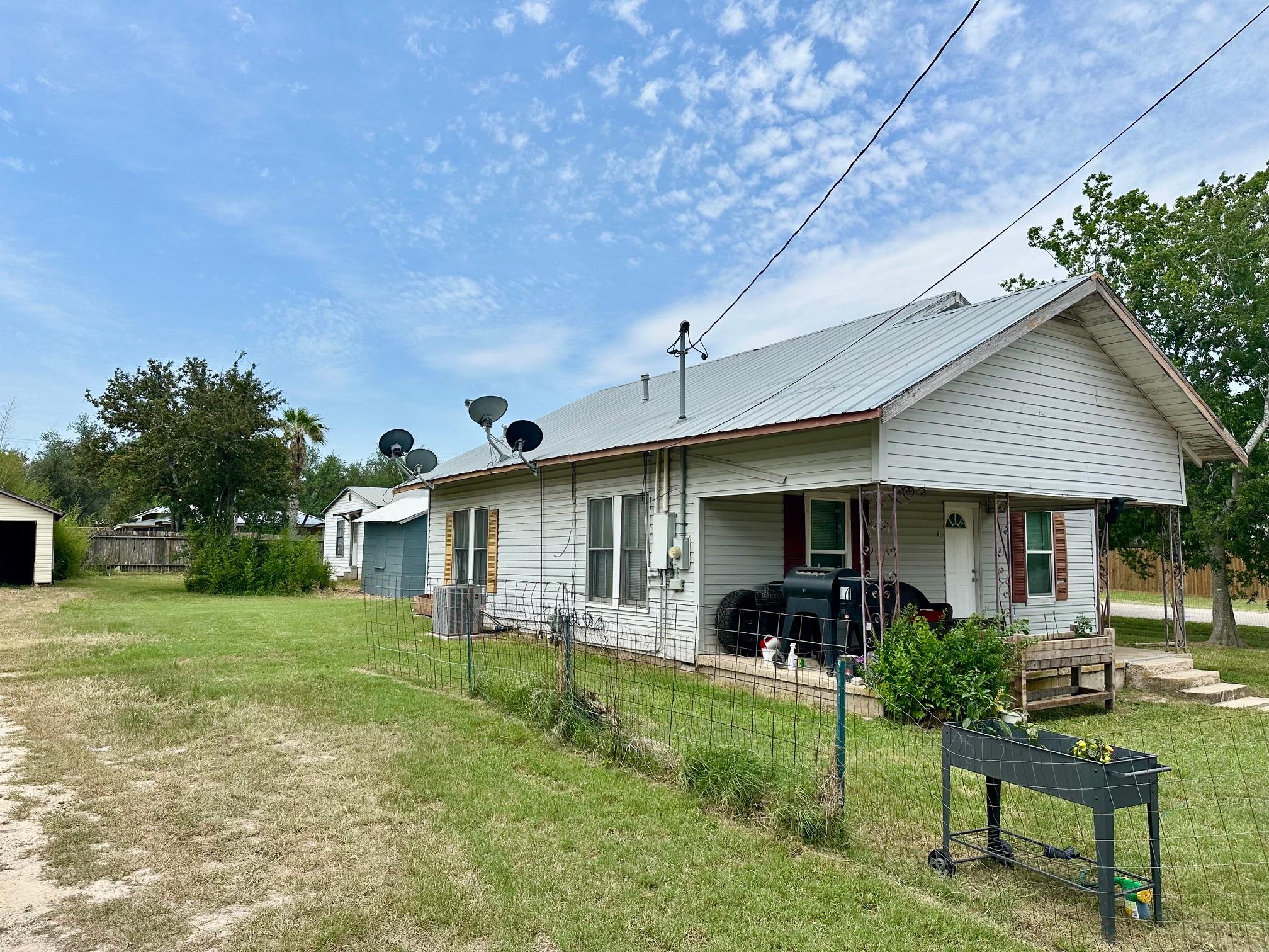 411 N Swenson ST 411