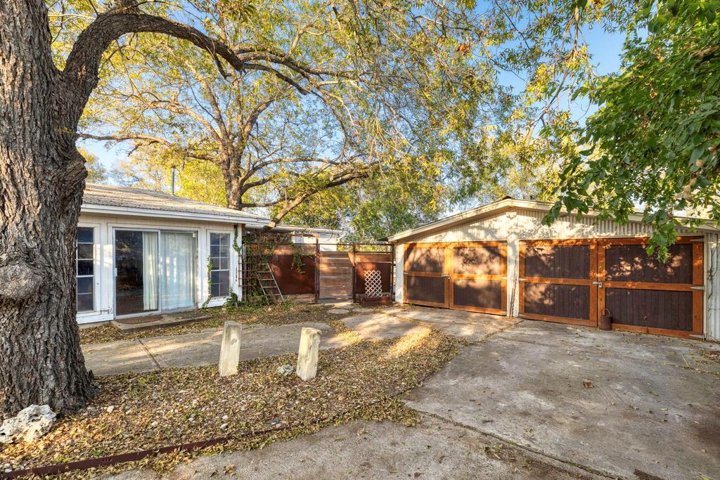 Photo of 1392 E Market ST, Lockhart, TX 78644 (MLS # 5920038)