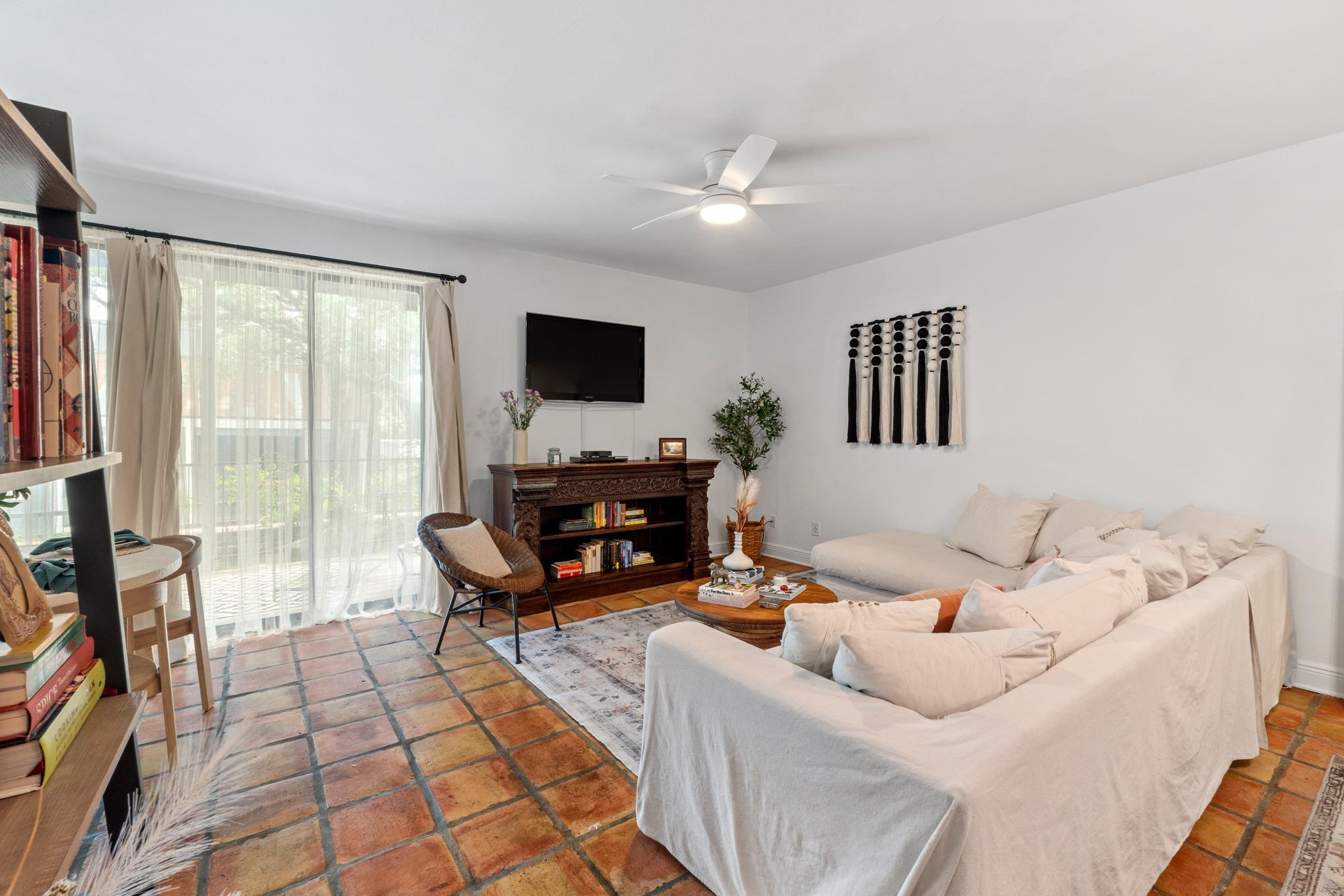 606 W Lynn ST 13