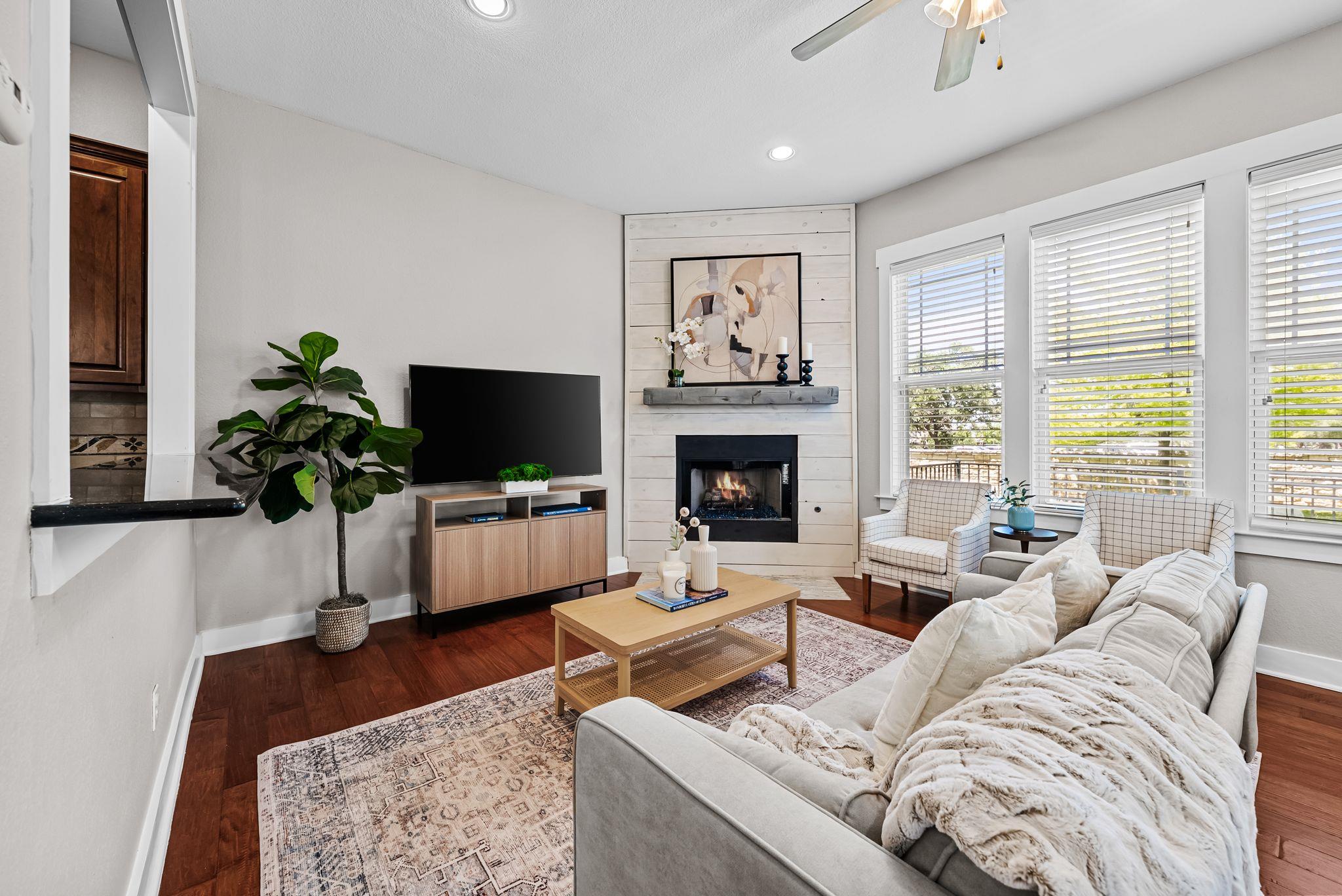 2930 Grand Oaks LOOP 401