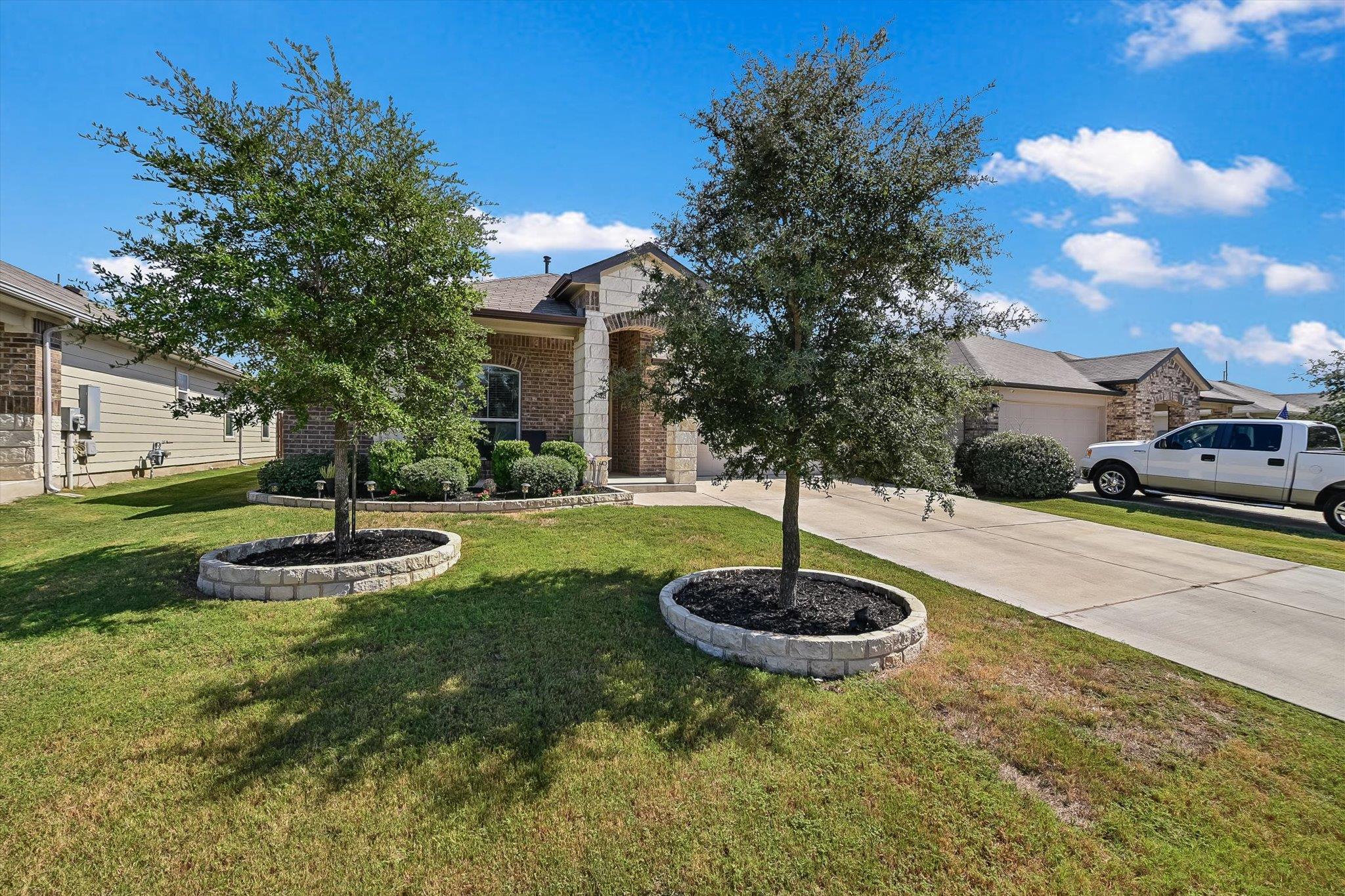 112 Groves LN