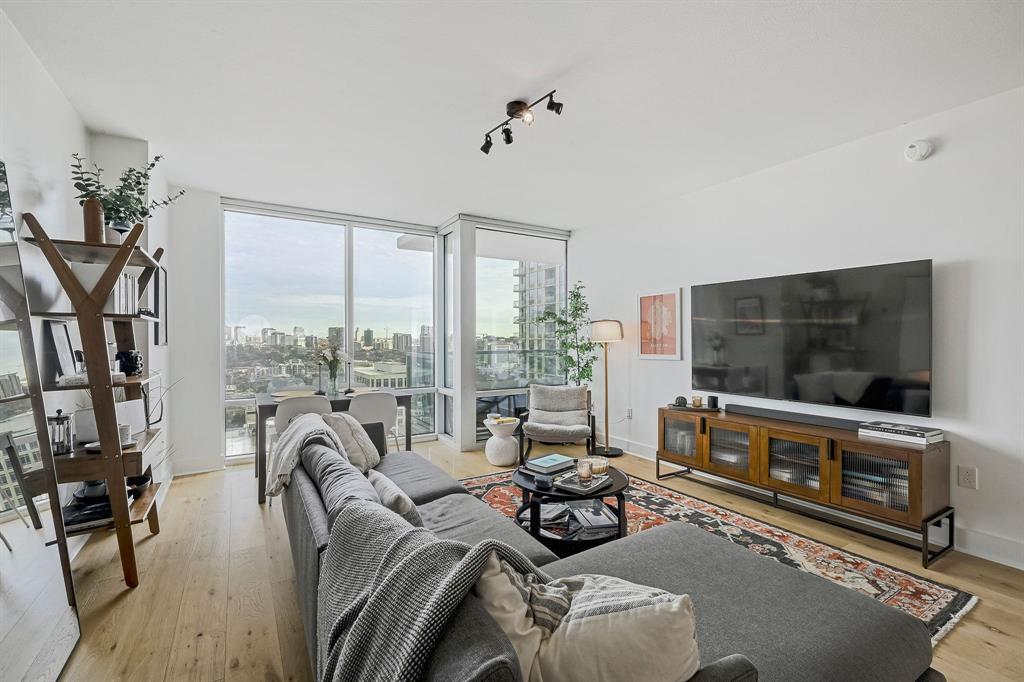 300 Bowie ST 2706