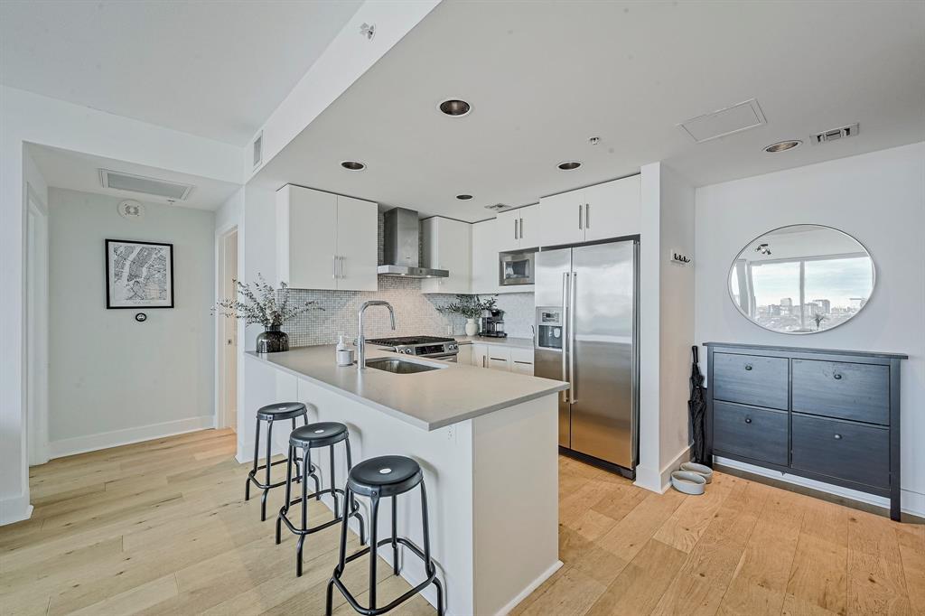 300 Bowie ST 2706