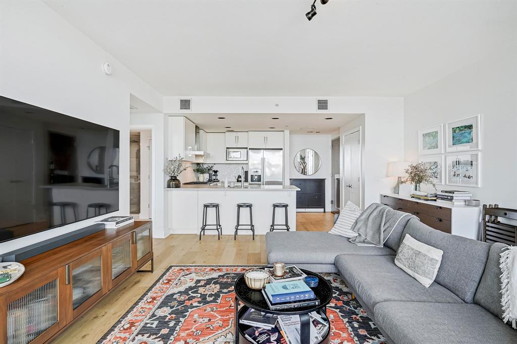 300 Bowie ST 2706