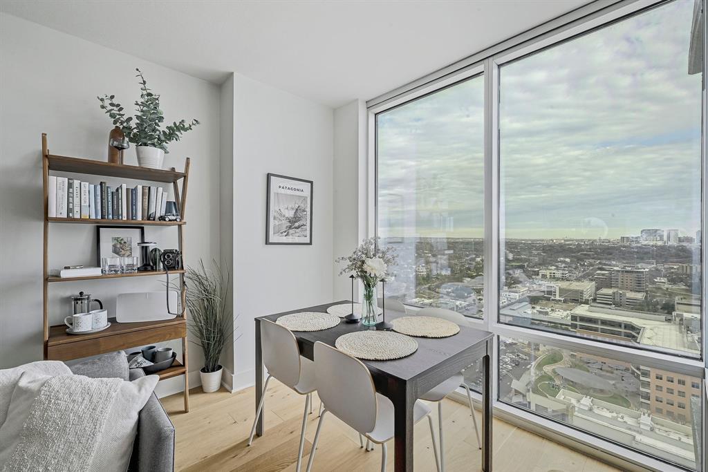 300 Bowie ST 2706