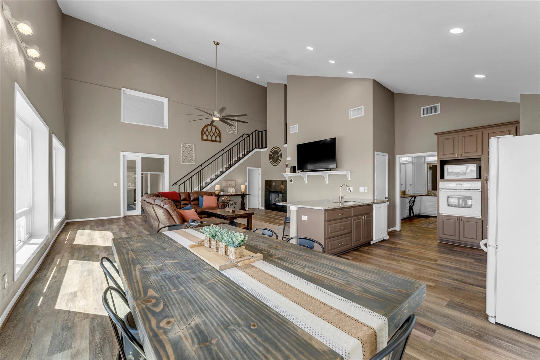 319 Meadowlakes DR