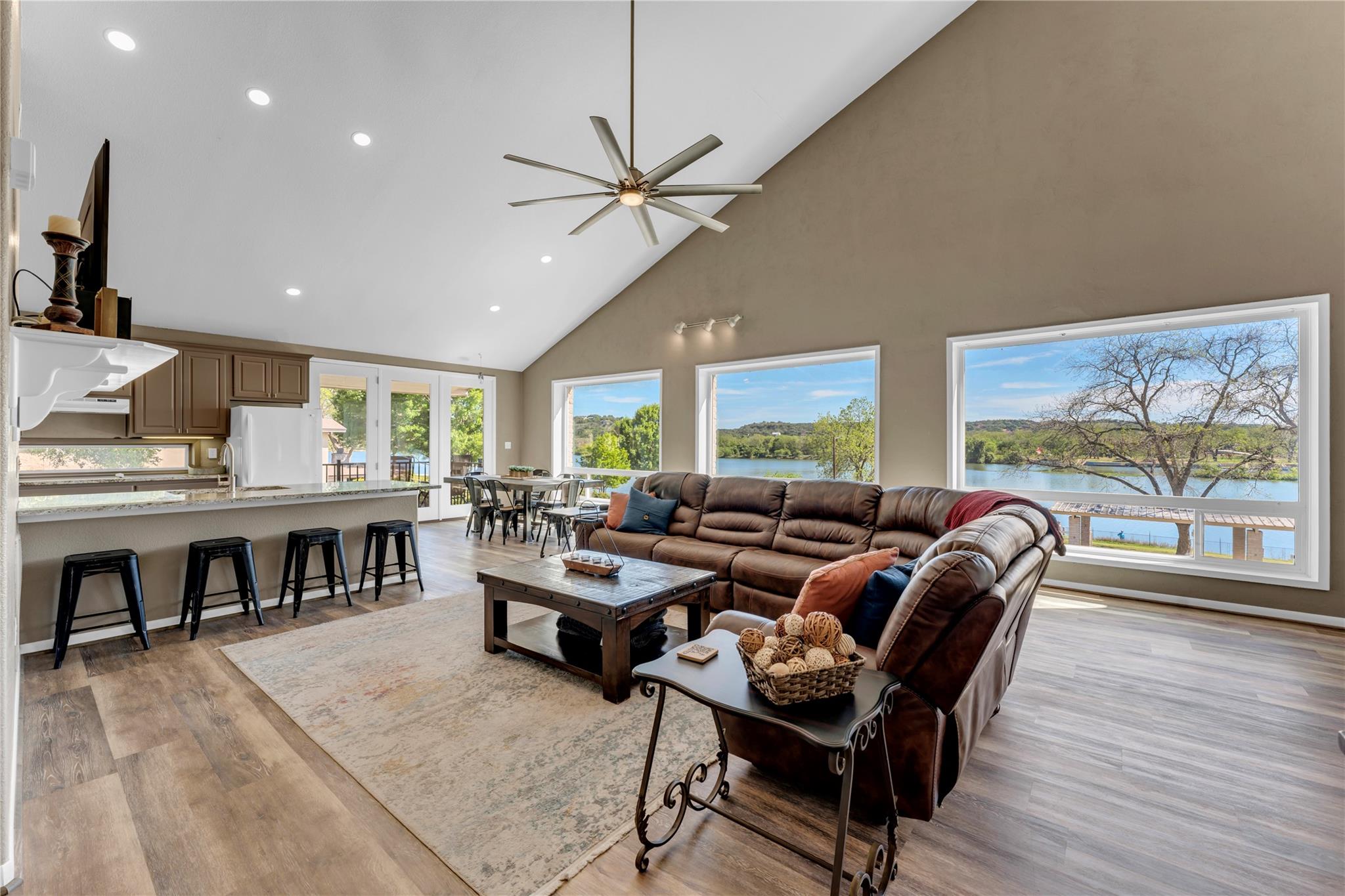 319 Meadowlakes DR