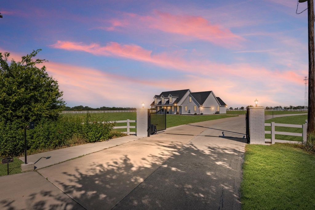 Photo of 821 Silent Valley RD, Lockhart, TX 78644 (MLS # 8796675)