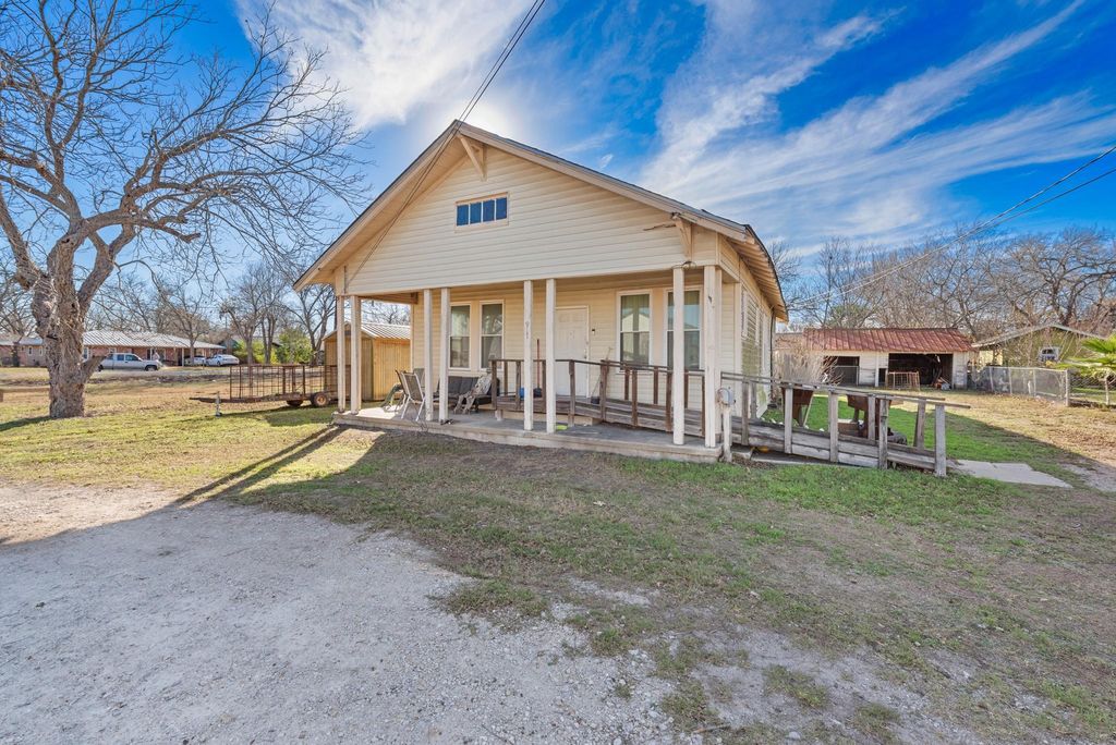 Photo of 917 Trinity ST, Lockhart, TX 78644 (MLS # 9316485)