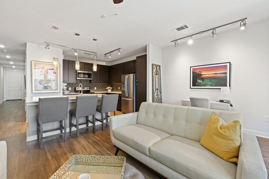 1900 Barton Springs RD 5009