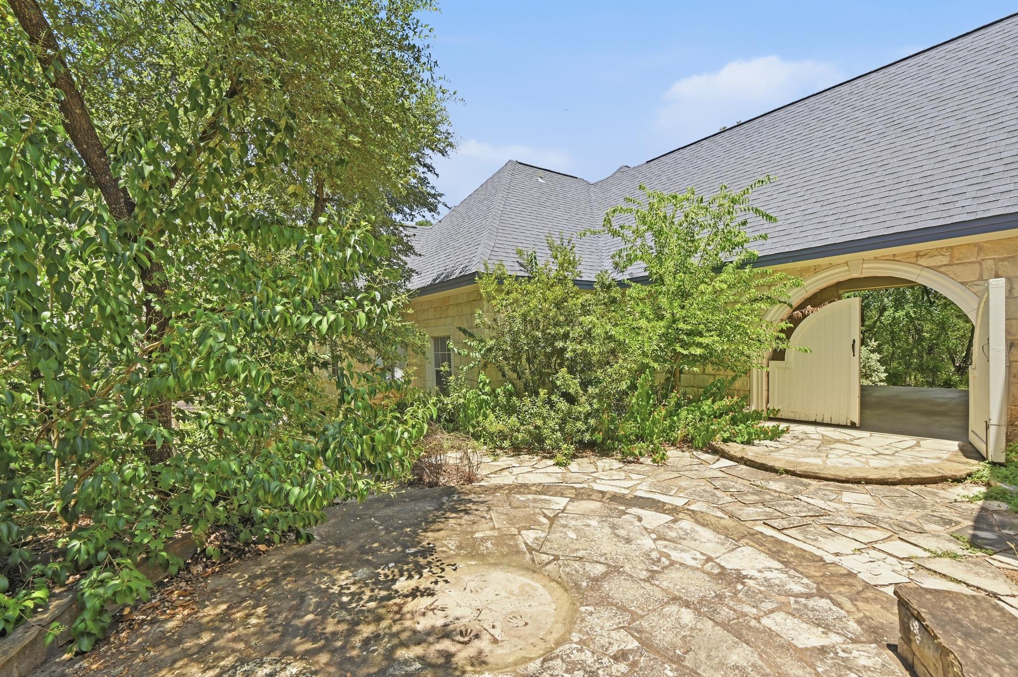 850 Jerrys LN