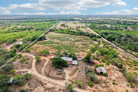 3200 Cattlemens ROW Lockhart TX 78644