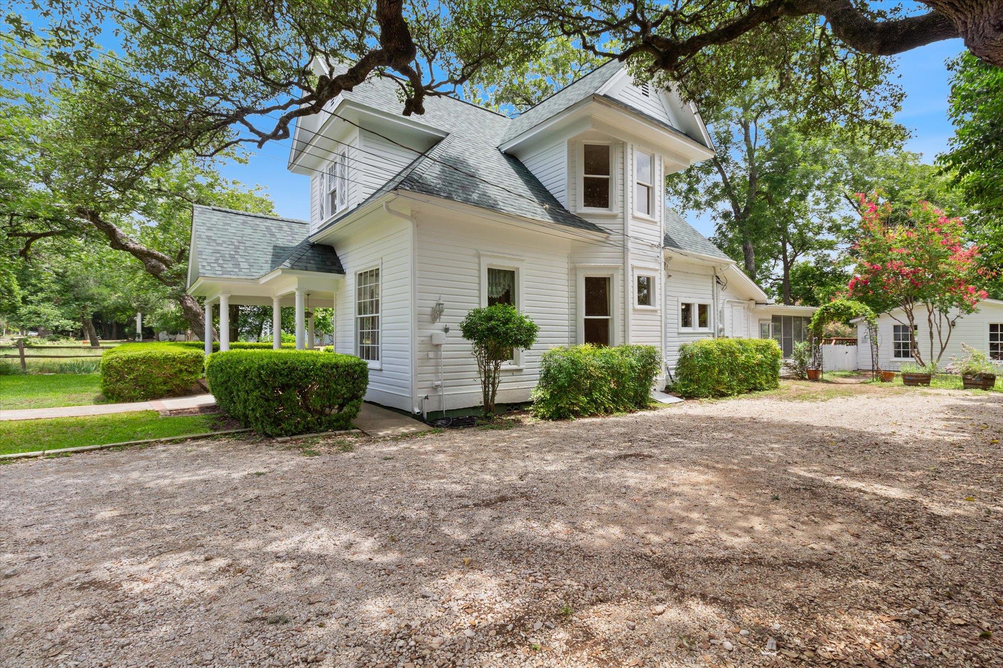 1253 W San Antonio ST
