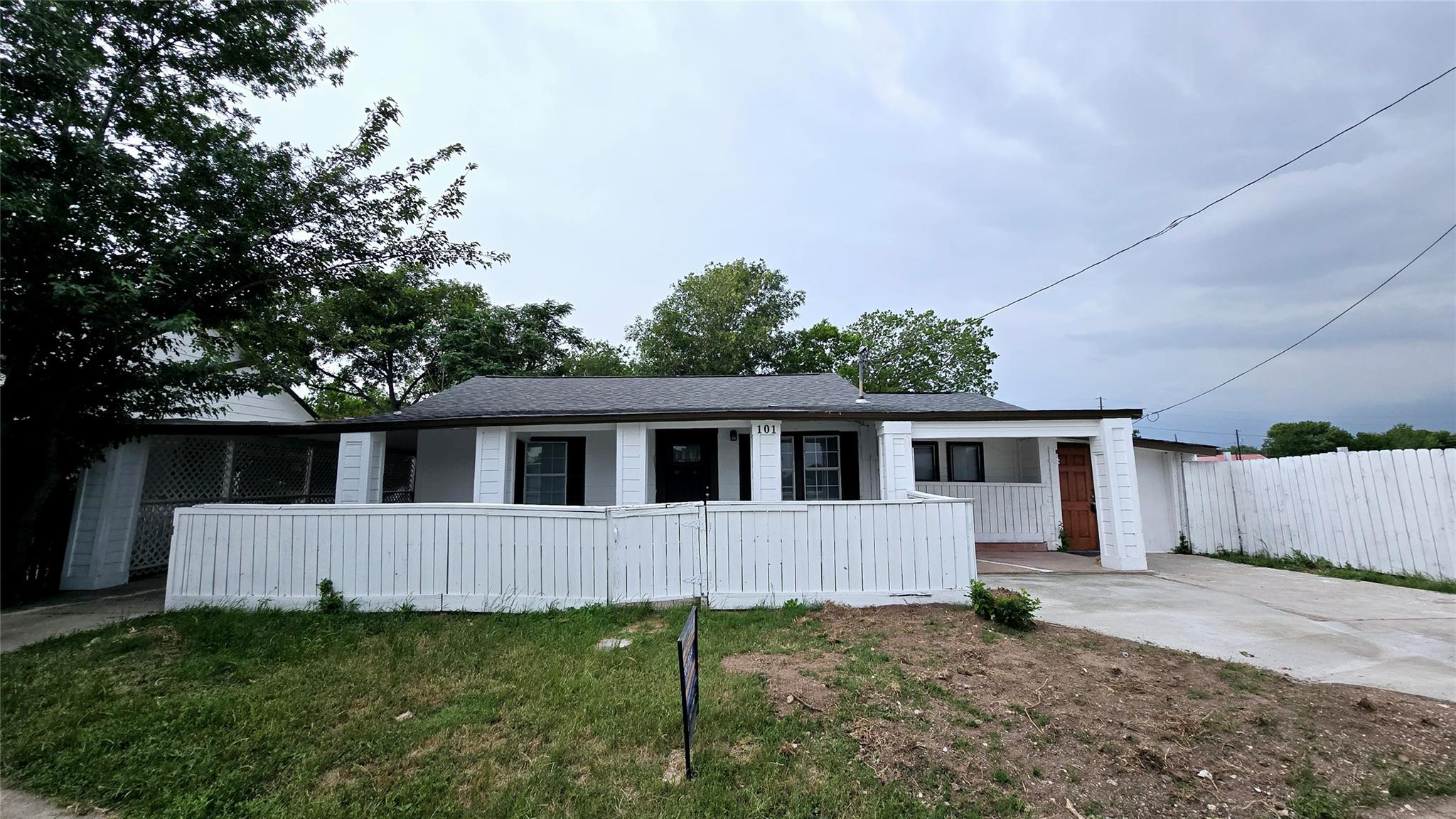 Ranch-style house with a porch and driveway