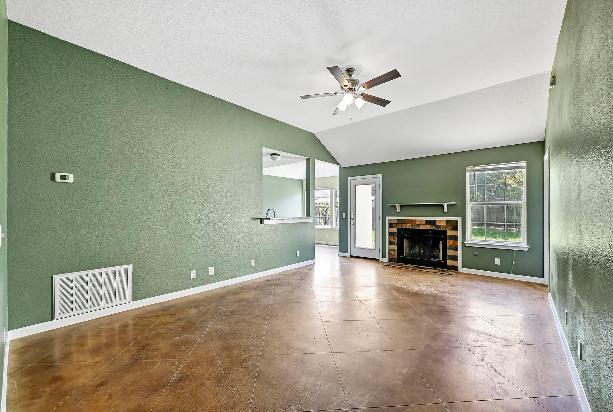 902 Honeysuckle DR