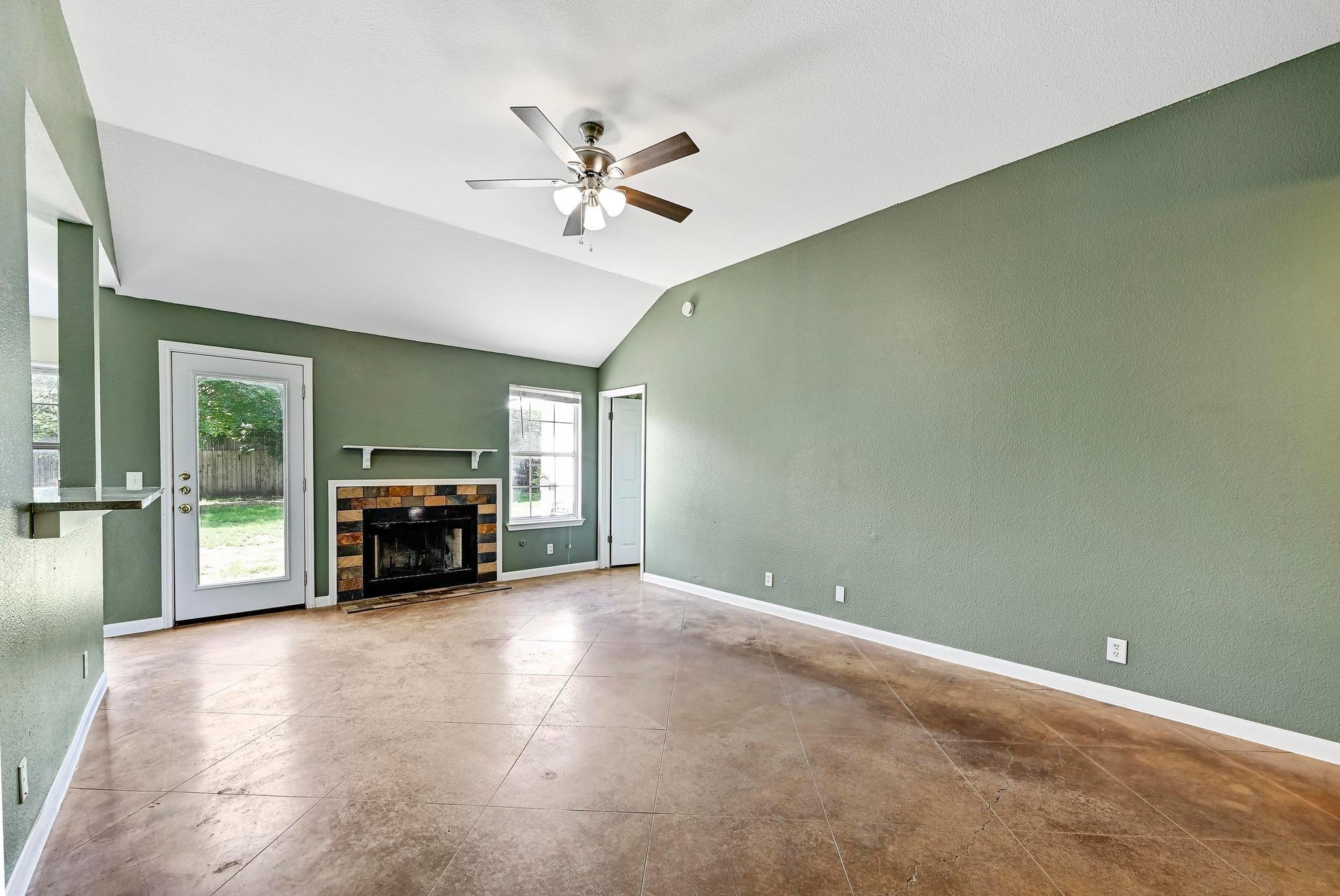 902 Honeysuckle DR