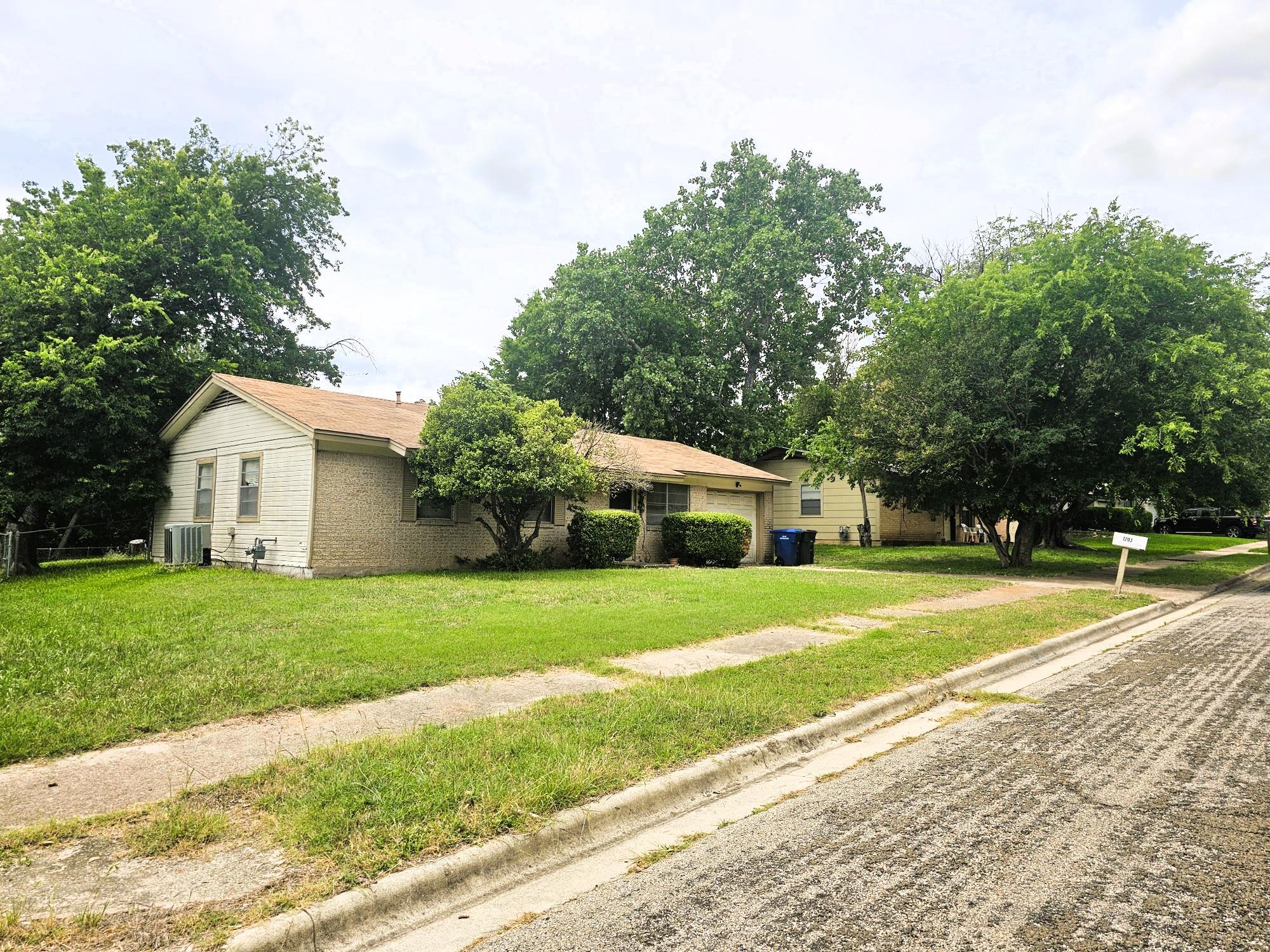 1203 Curry Ave