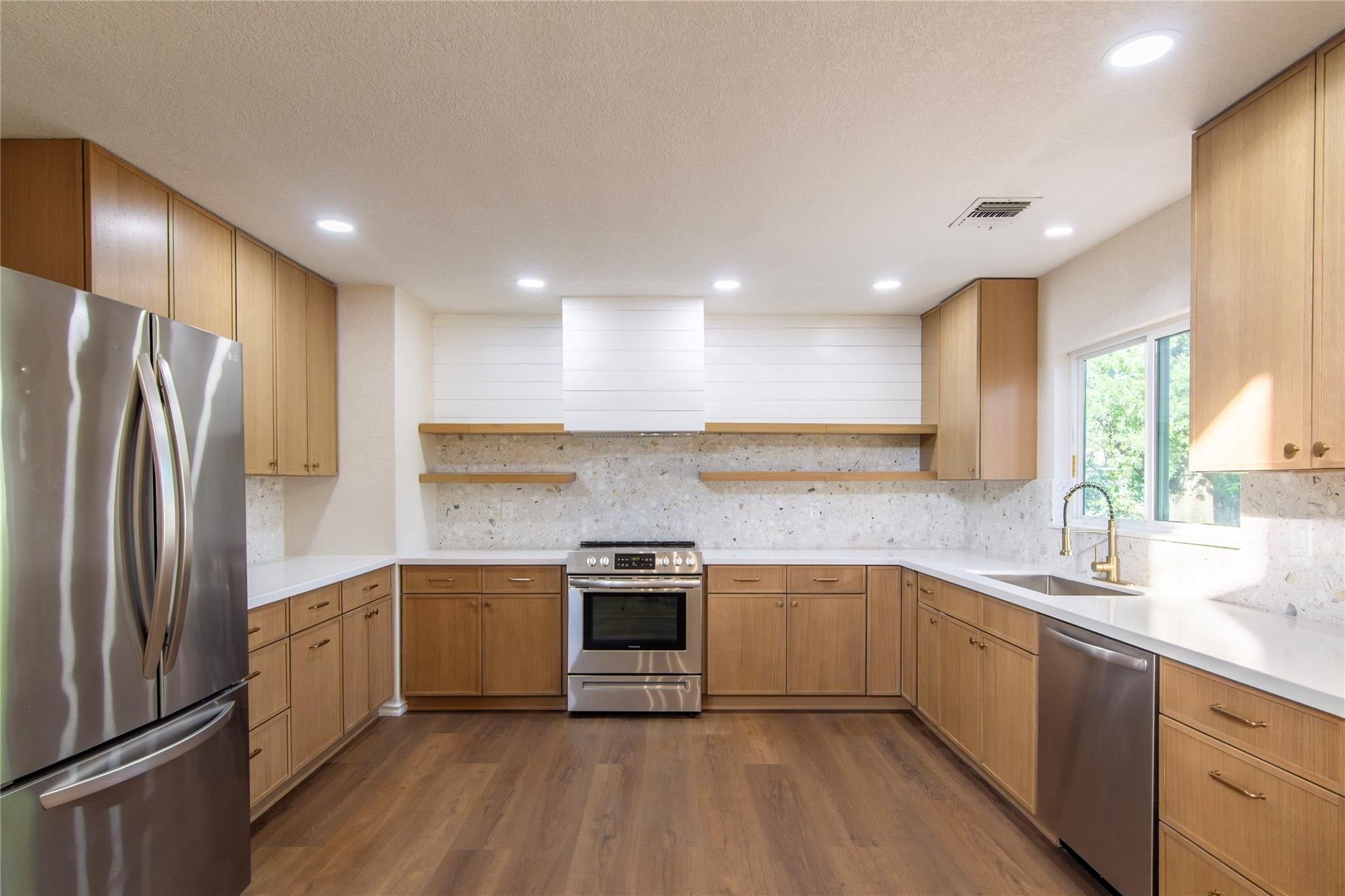 1635 Lakeview DR