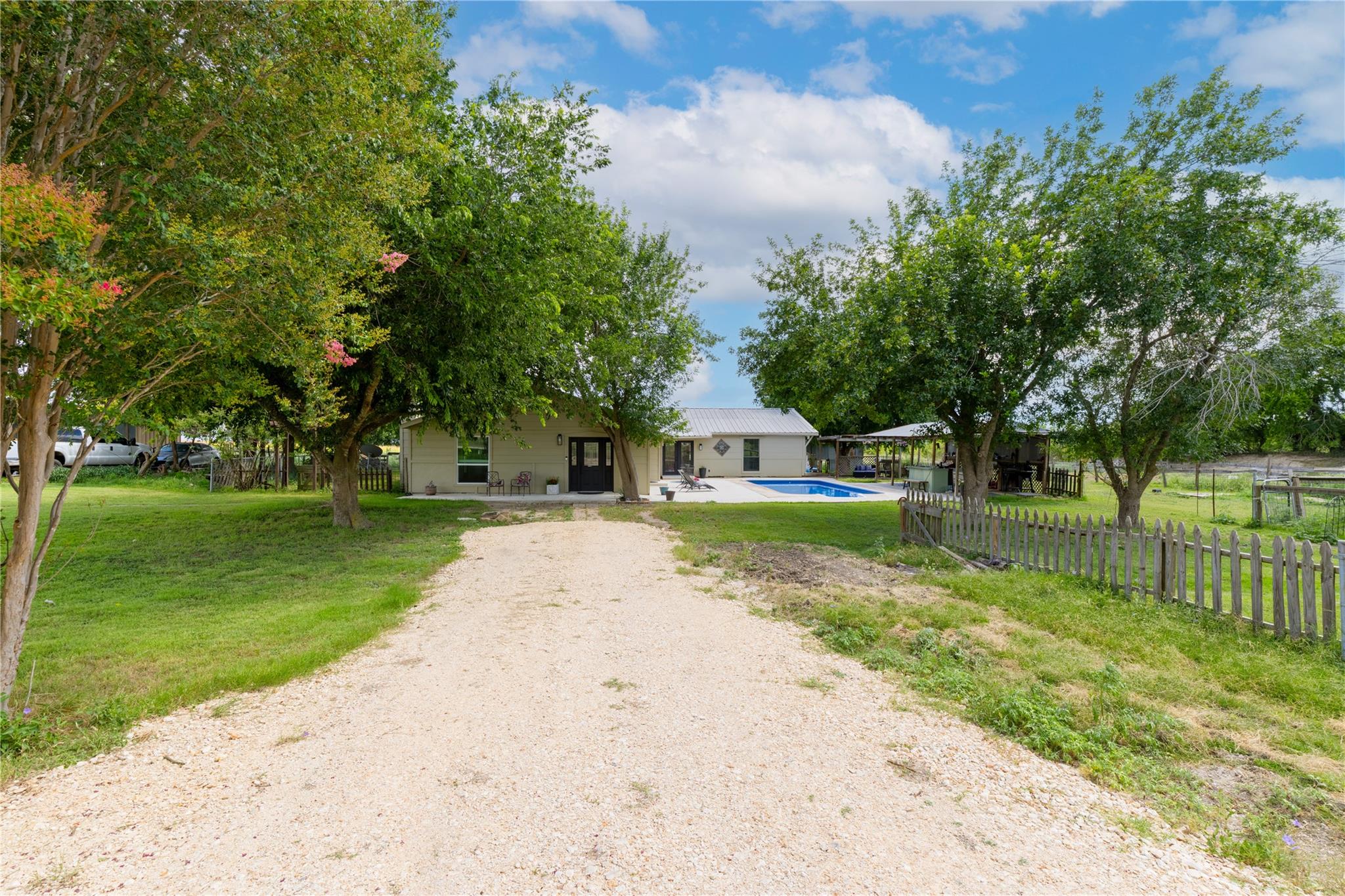559 Private Road 929 and 501 S. Main St PR