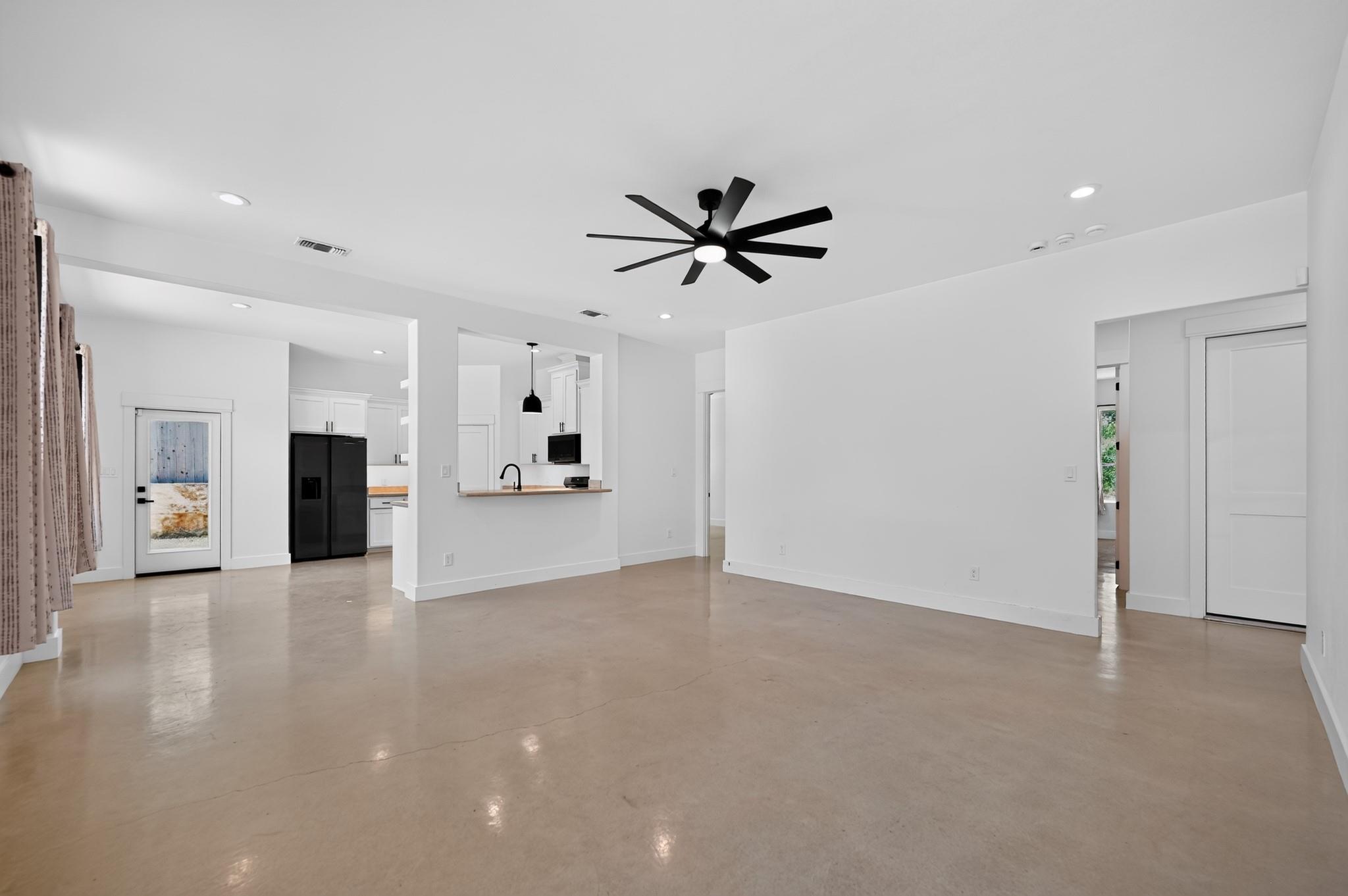 116 E Hickory DR