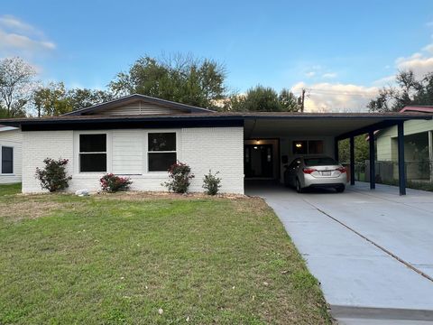 Photo of 1318 Broadmoor DR, Austin, TX 78723 (MLS # 7449858)