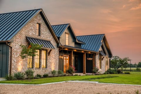 104 Hartfield Hill LN Round Top TX 78954