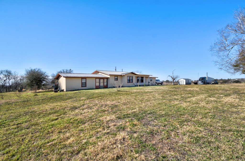 Photo of 1017 Us Highway 87 E, Smiley, TX 78159 (MLS # 6573785)