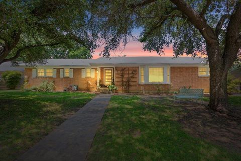 Photo of 2712 Braemar DR, Waco, TX 76710 (MLS # 6657703)