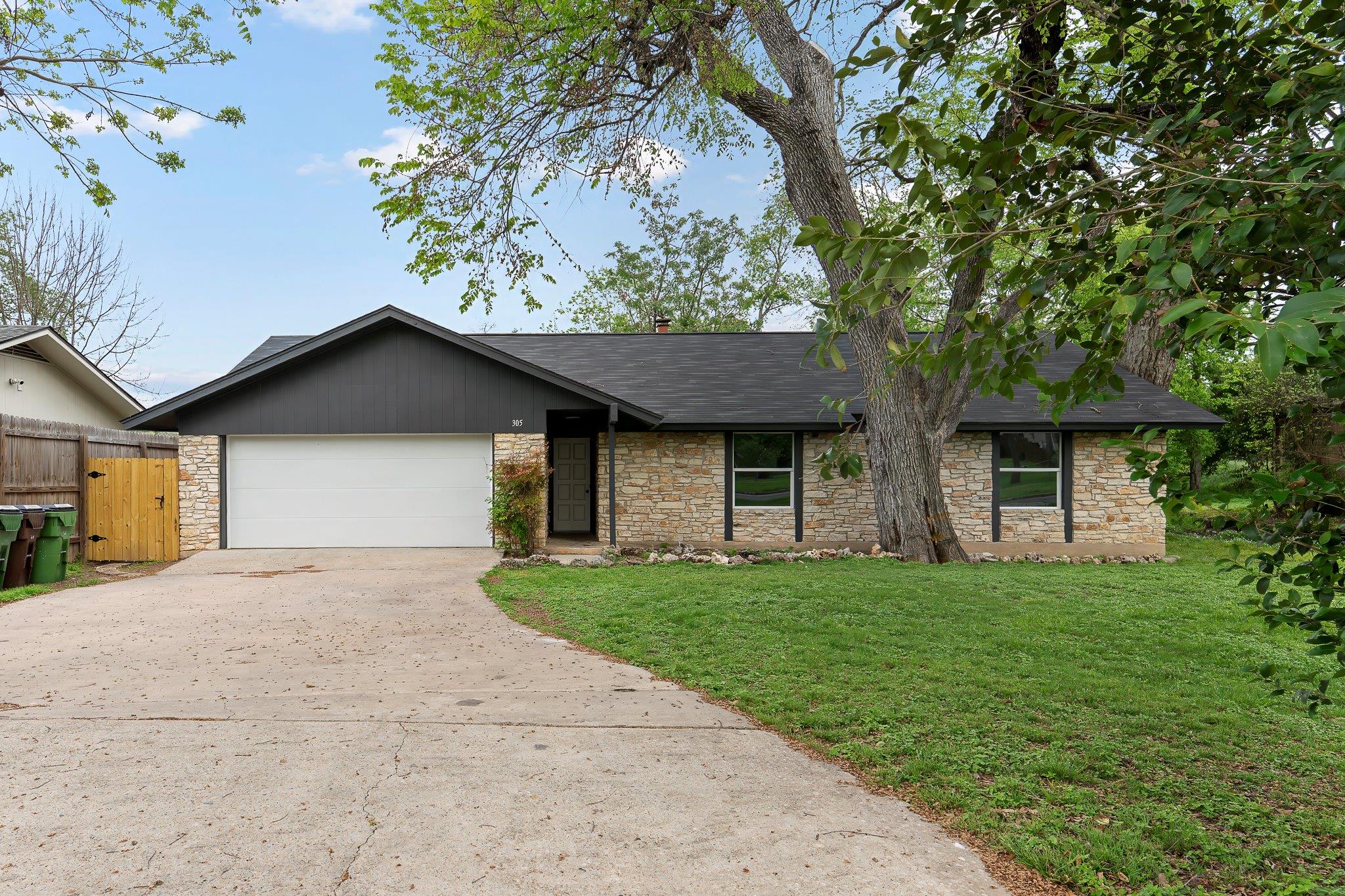 305 Pecan LN
