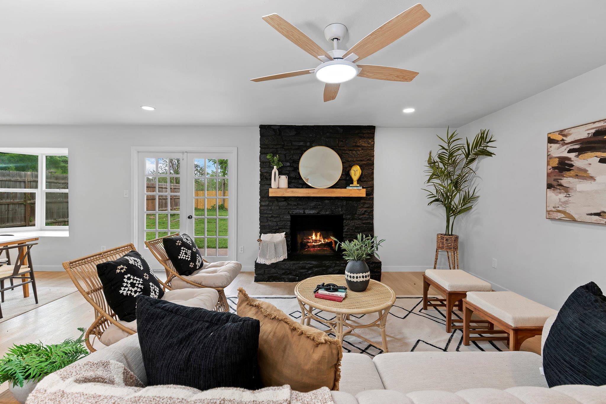 305 Pecan LN
