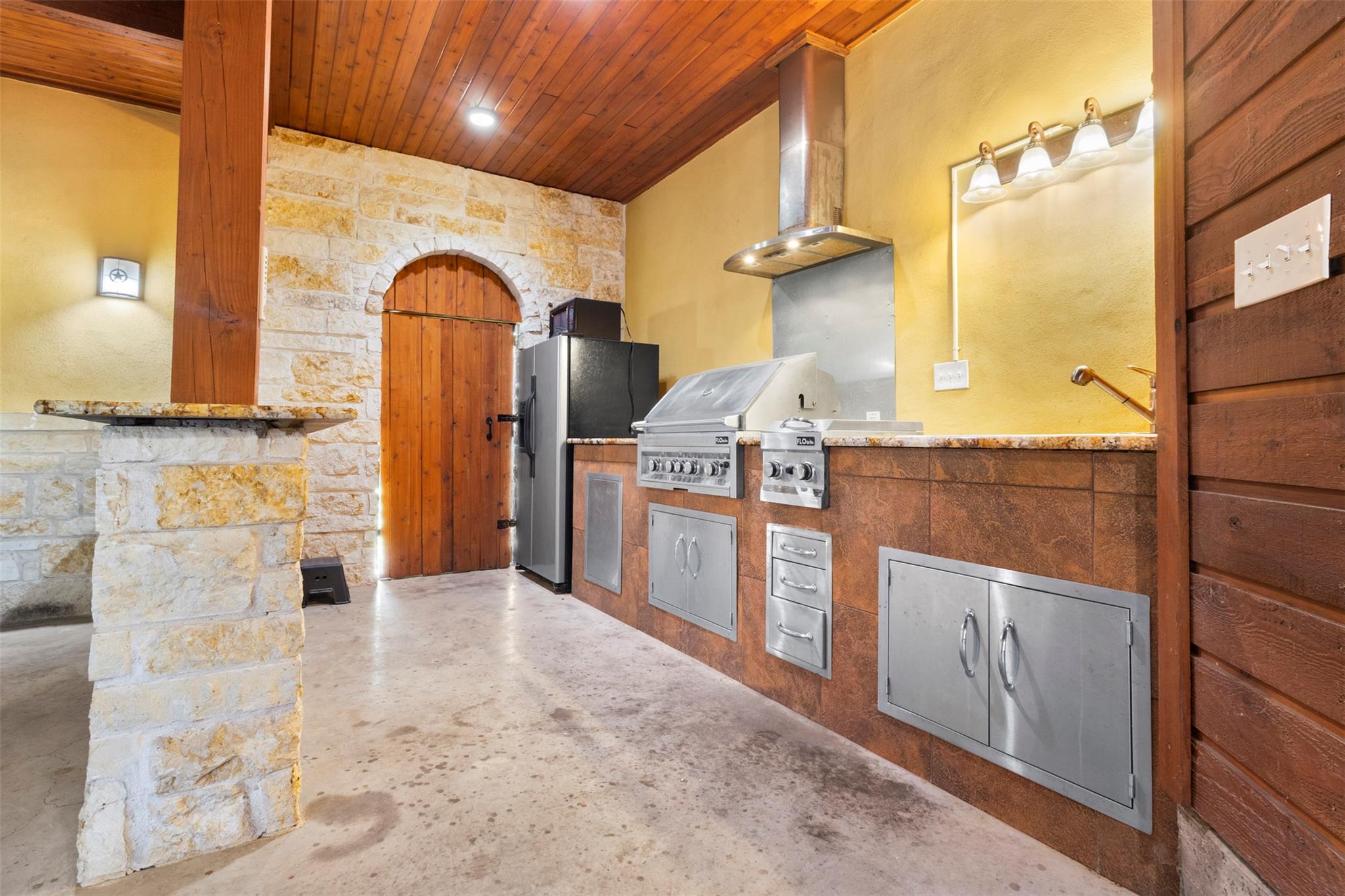 216 N Mount Rushmore DR