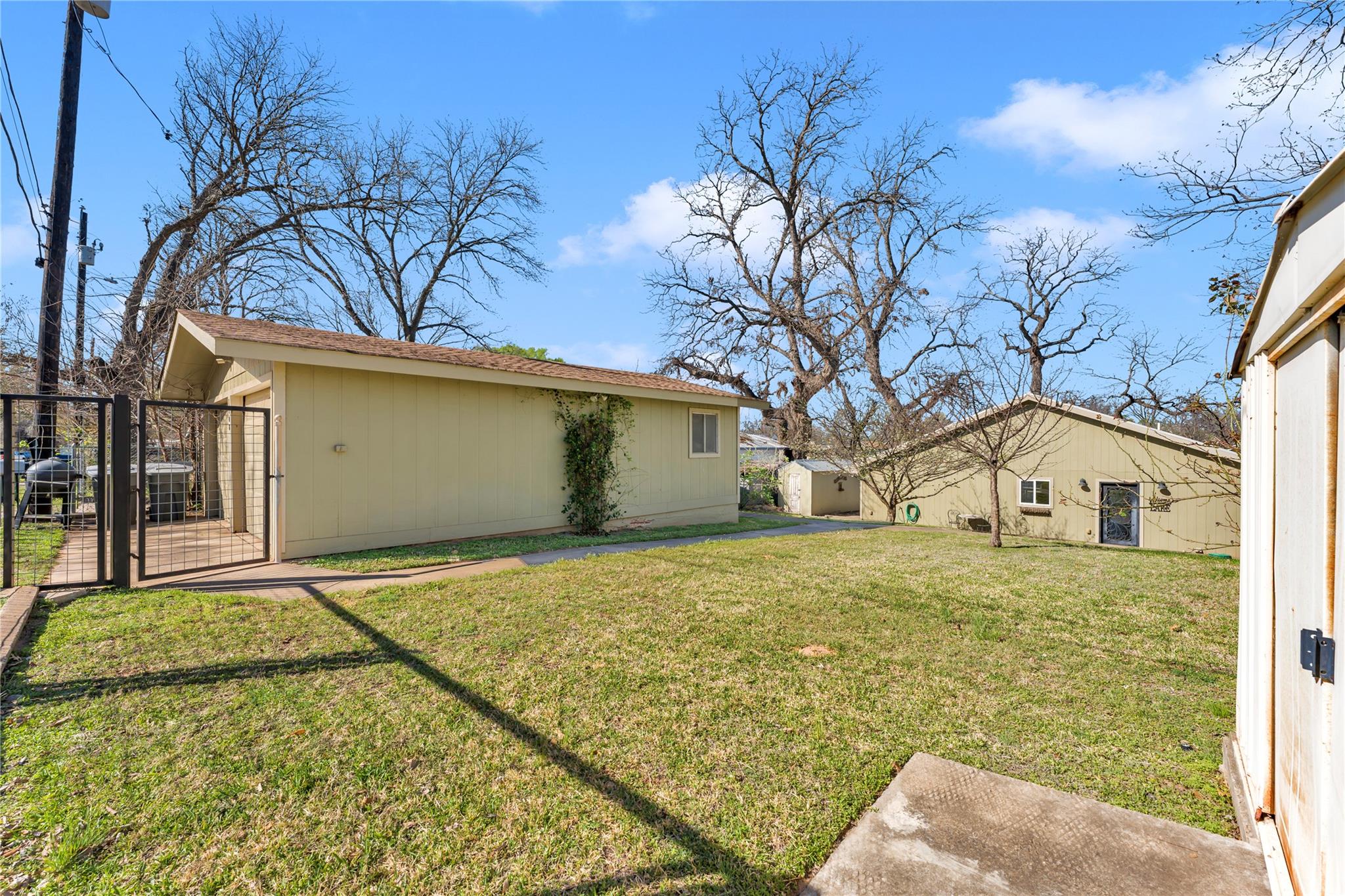 1108 S Lakeside DR