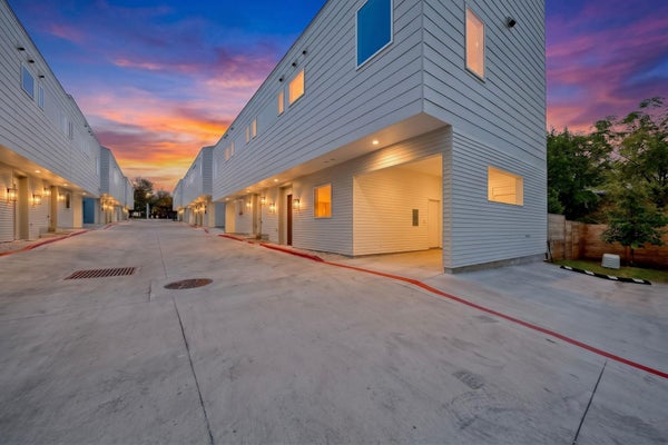 401 N BLUFF DR UNIT 8102, AUSTIN, TX 78745 - Image c5e98565db13d63d94079bc4a48ee313/441580848