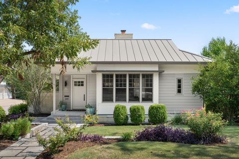 Photo of 3015 Washington SQ, Austin, TX 78705 (MLS # 3110051)