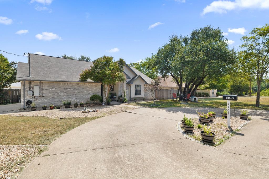 1102 Oak Hollow DR
