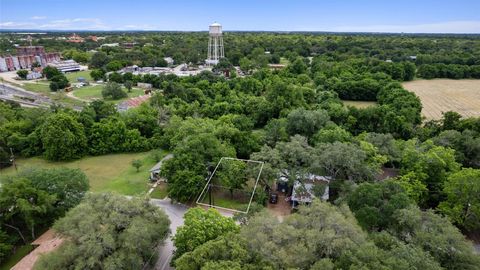 900 Tank ST Lockhart TX 78644