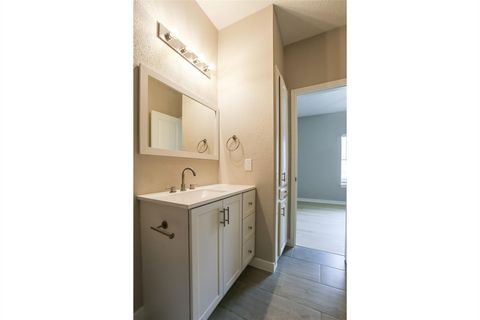 Tiny photo for 203 E 31st ST #104, Austin, TX 78705 (MLS # 9750960)