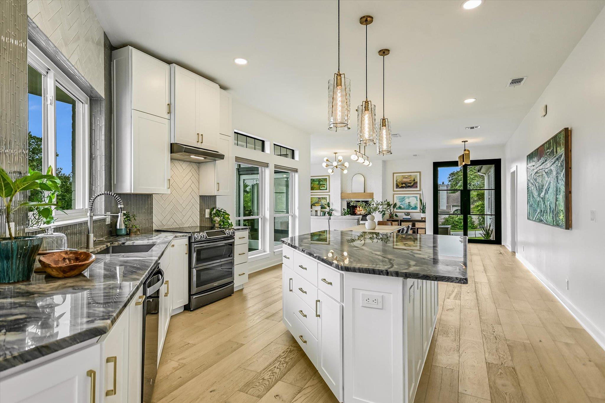 621 Peterson LN