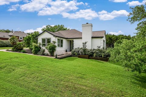 Photo of 621 Peterson LN, Lakeway, TX 78734 (MLS # 6717170)