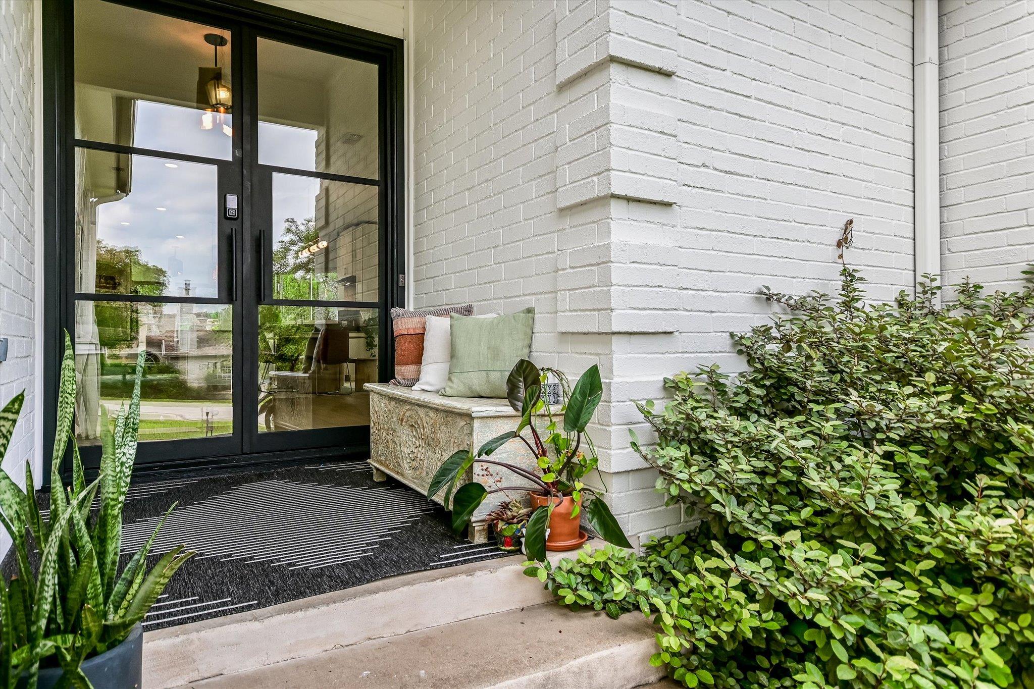 621 Peterson LN
