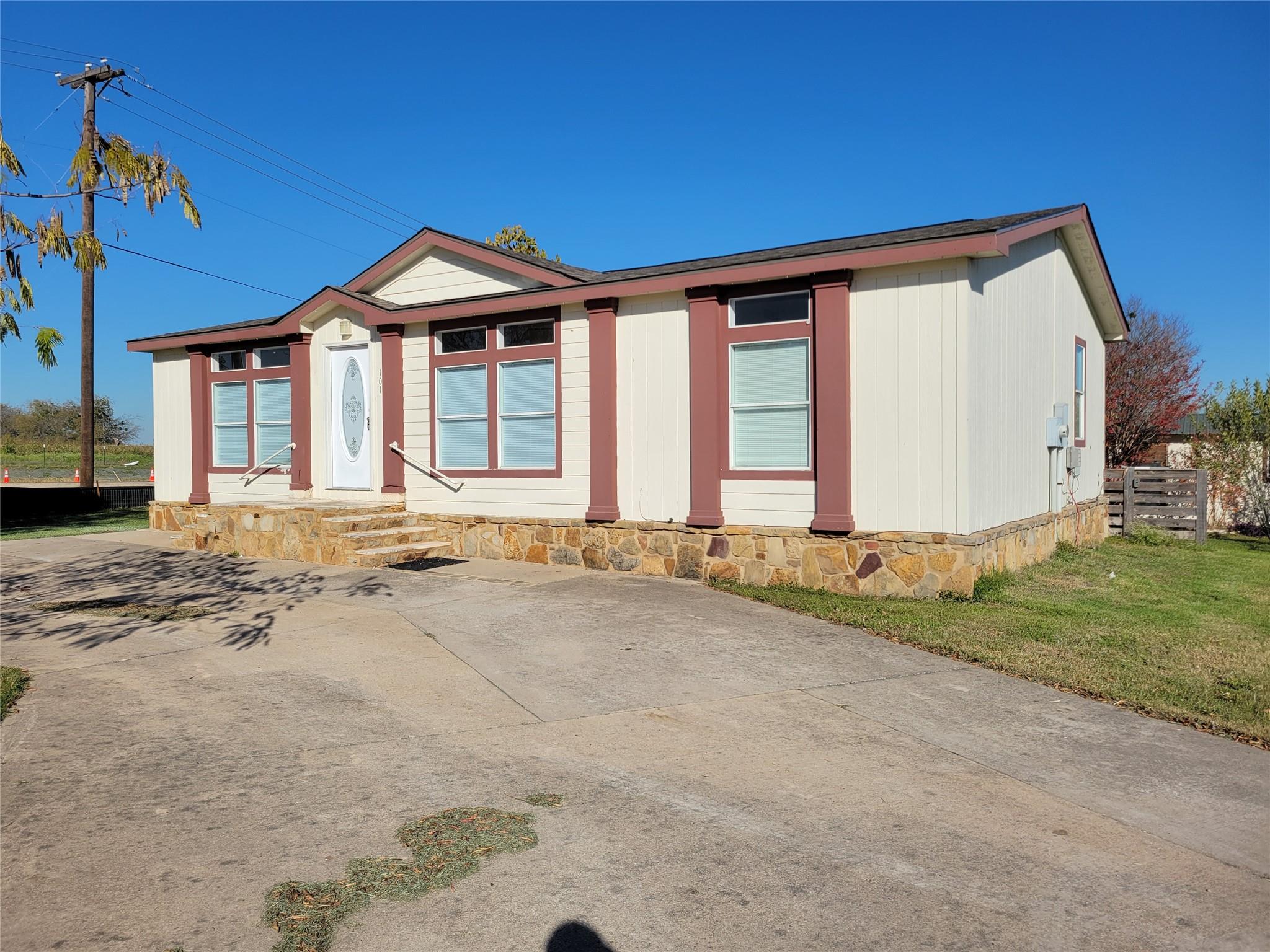 Photo 1 of 16 — 101 Heather CV, Hutto, TX 78634