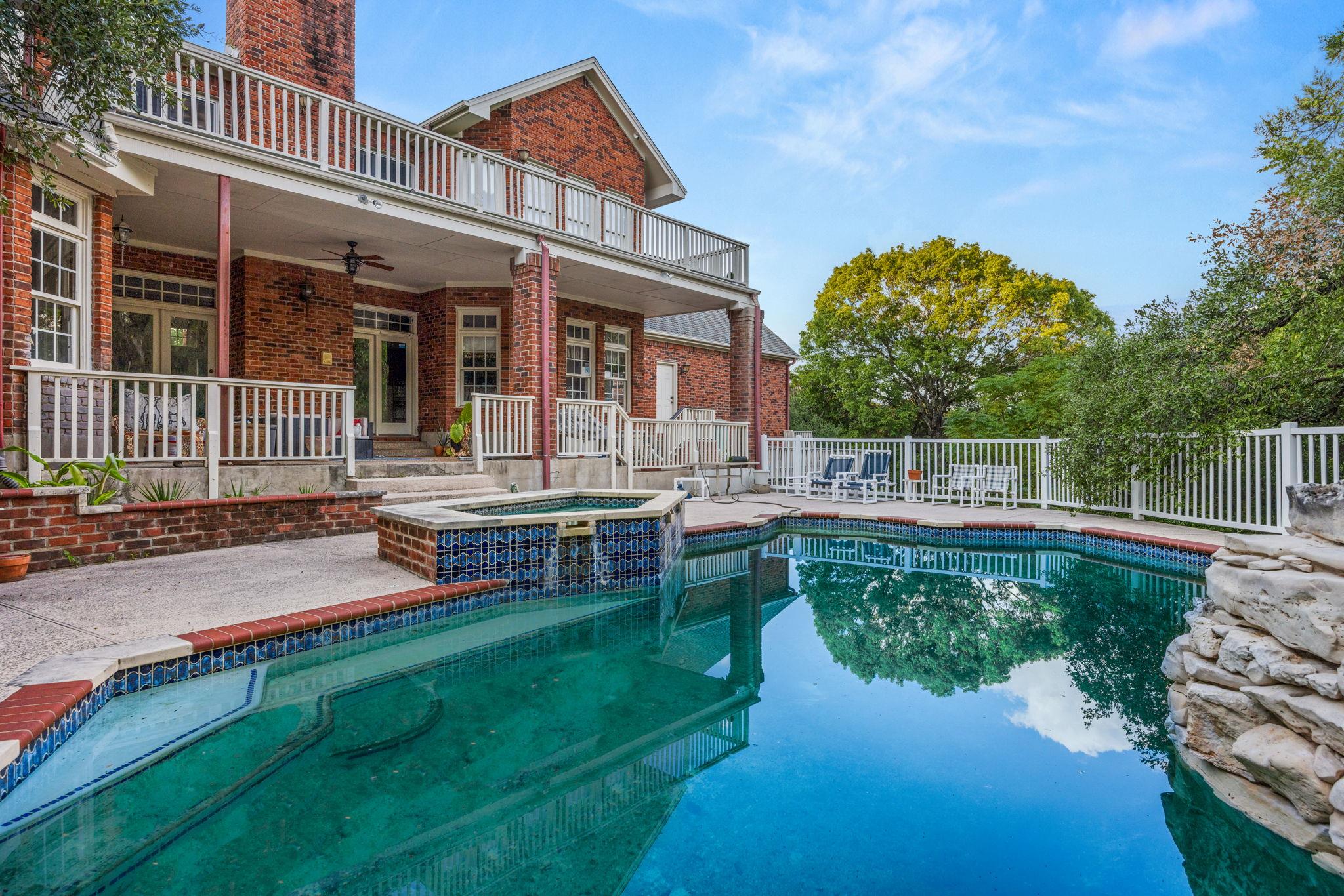 901 Westlake DR