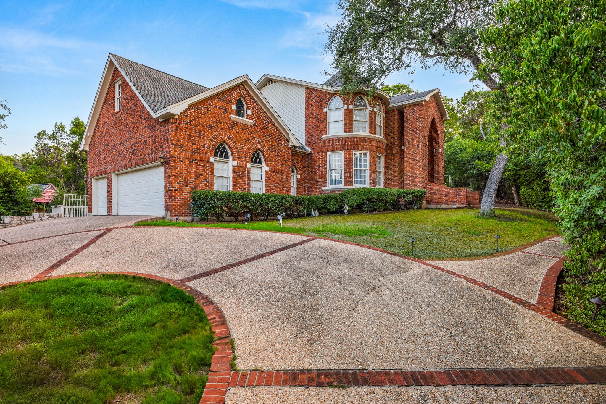 901 Westlake DR