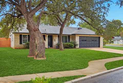 Photo of 2307 Whitestone DR, Austin, TX 78745 (MLS # 8733490)