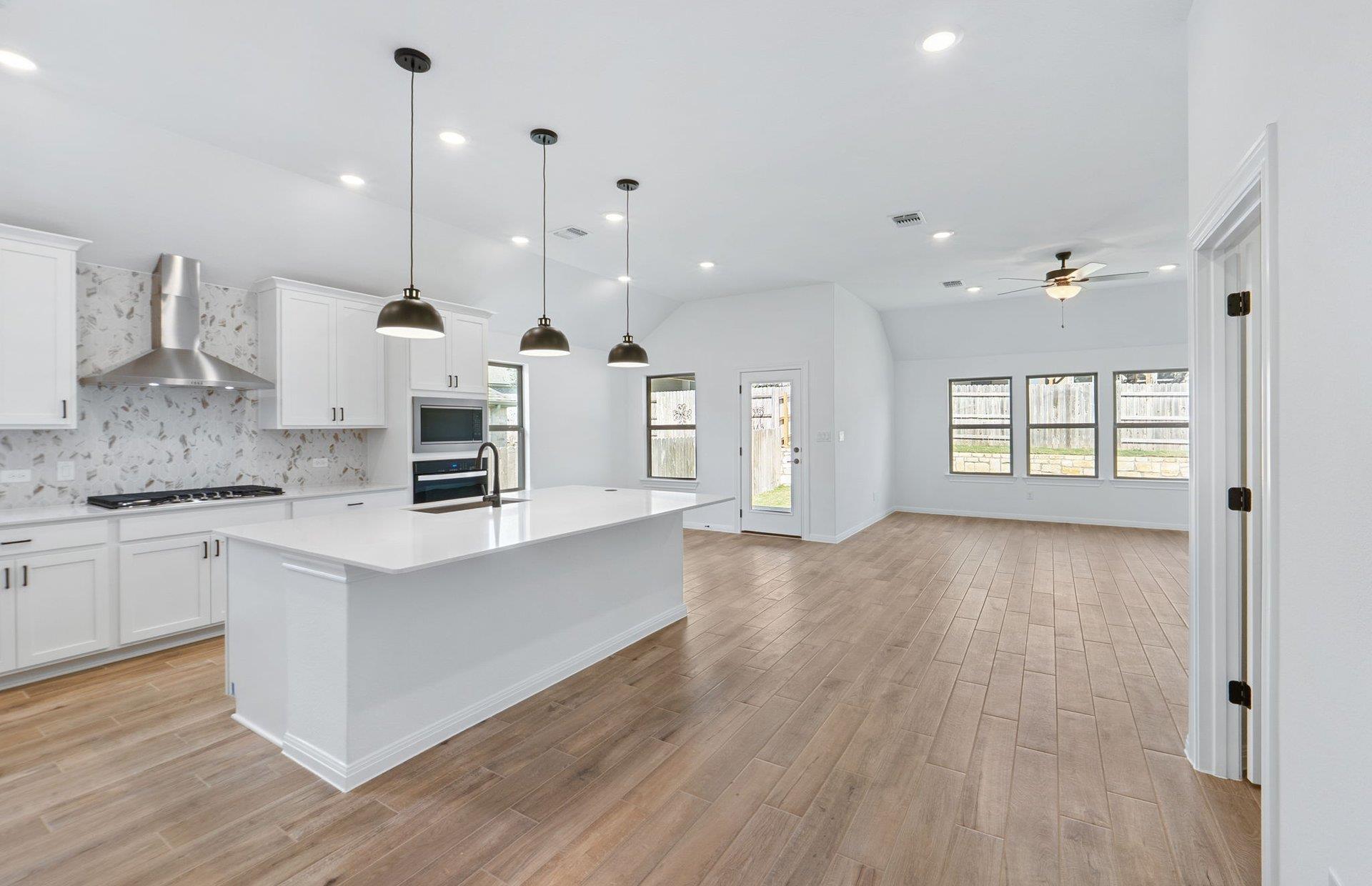 808 Crescent View DR