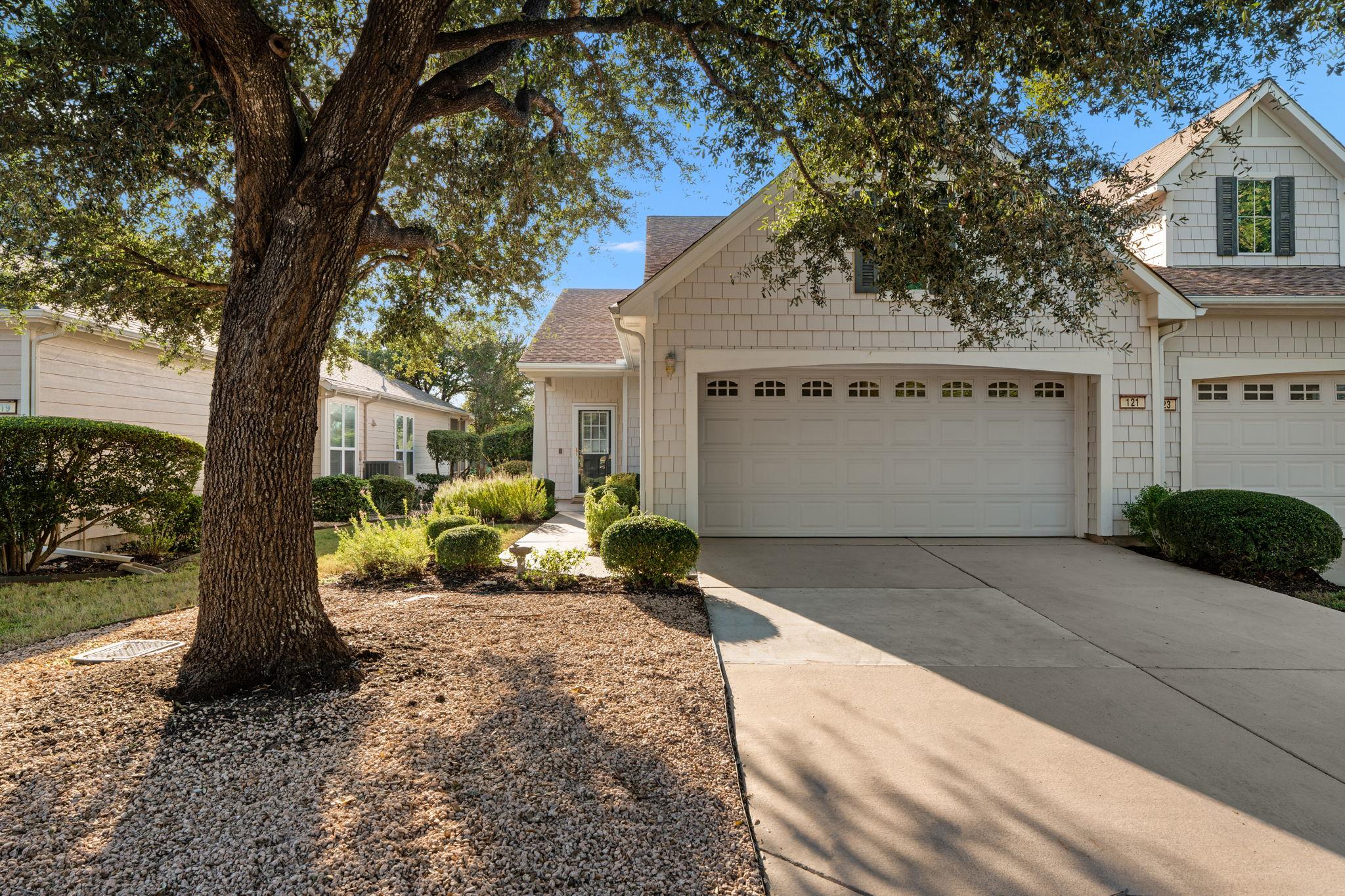 121 Dickens CIR