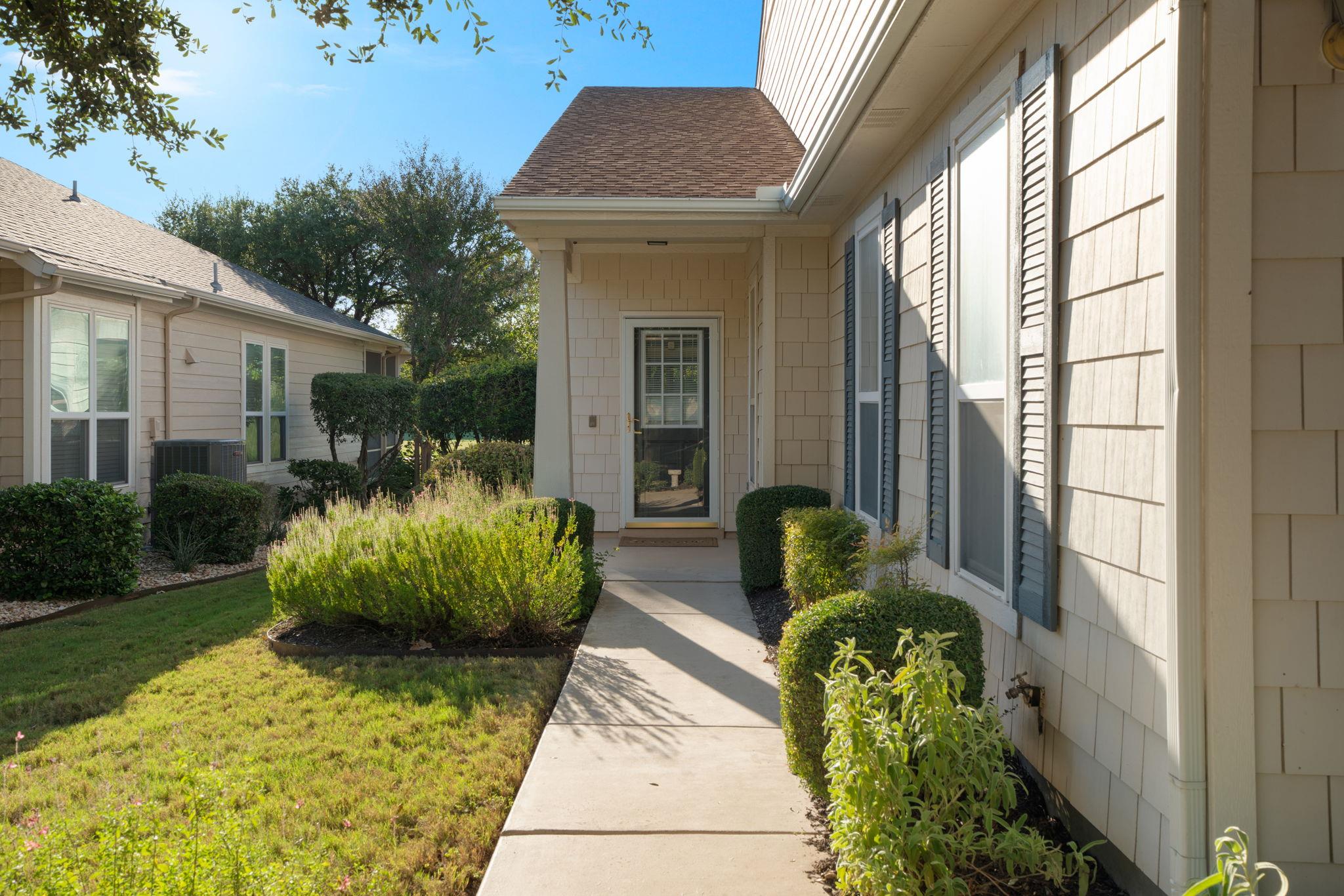 121 Dickens CIR