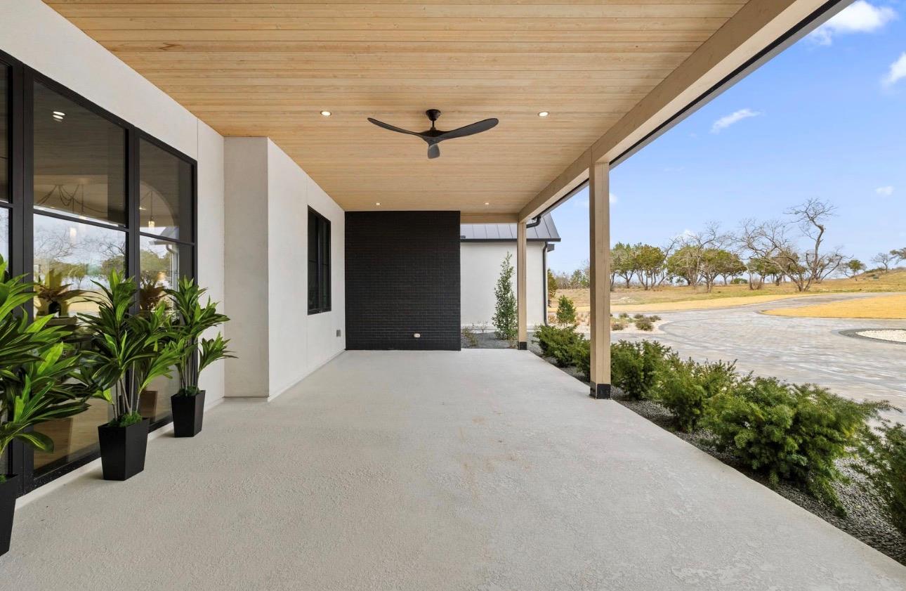 250 Hawthorne LN